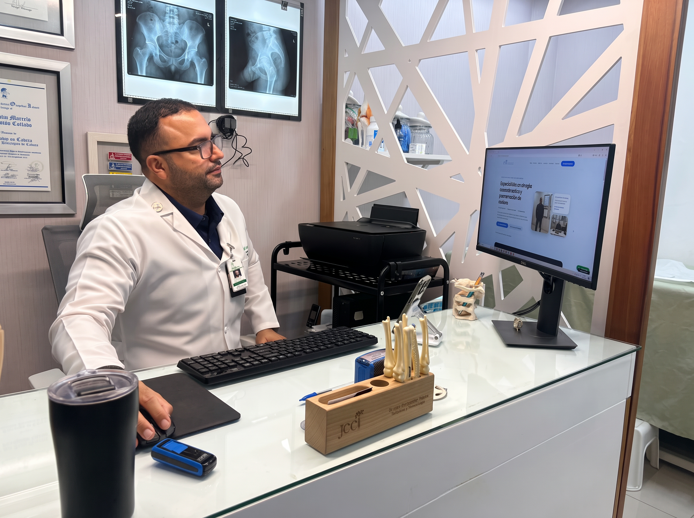 Dr. Julio Concepción revisando estudios en su consultorio